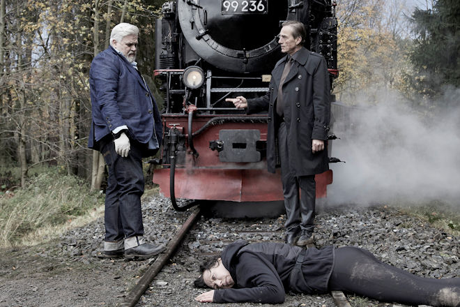 Harz-Krimi "Harter Brocken: Die Erpressung": Der erfahrene Ermittler Oliver Mienle (Andr&eacute; Hennicke, re.) m&ouml;chte den &ouml;rtlichen Sheriff Frank Koops (Aljoscha Stadelmann) bei den Ermittlungen um die tote Beamtin Franziska Langer (Kathleen Gallego Zapata) heraushalten.