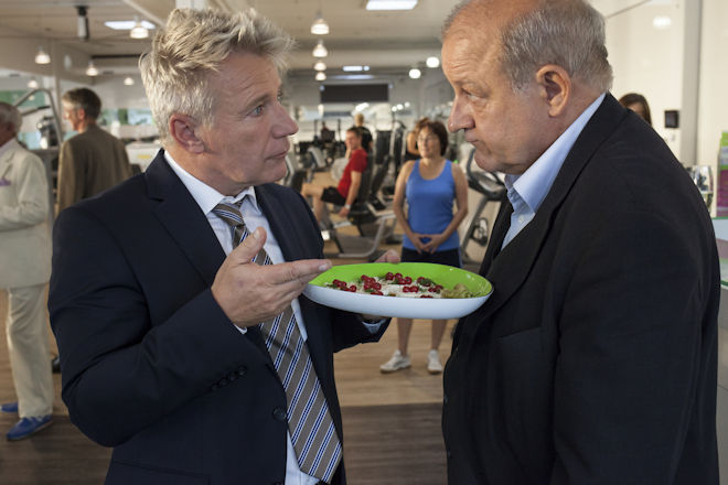 Münsterkrimi "Wilsberg: Bauch, Beine, Po": Michael Hobelmeyer (Jörg Schüttauf, l.) macht Georg Wilsberg (Leonard Lansink, r.) unmissverständlich klar, was er von ihm hält.