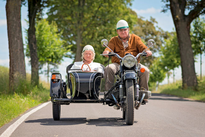 "Krauses Geheimnis": Polizeihauptmeister Krause (Horst Krause) und seine Schwester Elsa (Carmen-Maja Antoni) haben sich entschlossen, nach K&ouml;ln zu reisen.