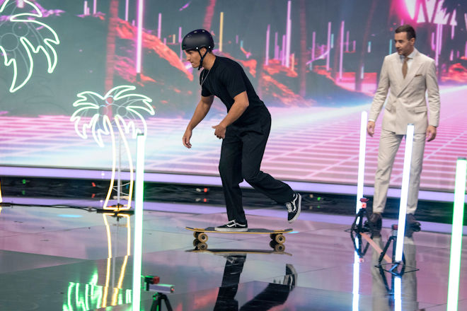 Familienshow "Klein gegen Gro&szlig; - Das unglaubliche Duell": Moderator Kai Pflaume (r.) schaut Wincent Weiss (l.) beim Longboard-Duell zu.