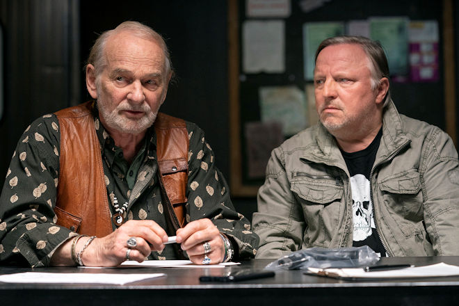 M&uuml;nster-Tatort "Des Teufels langer Atem": Vaddern (Claus D. Clausnitzer, l.) erkl&auml;rt Thiel (Axel Prahl) und den Anderen wie es passiert ist.