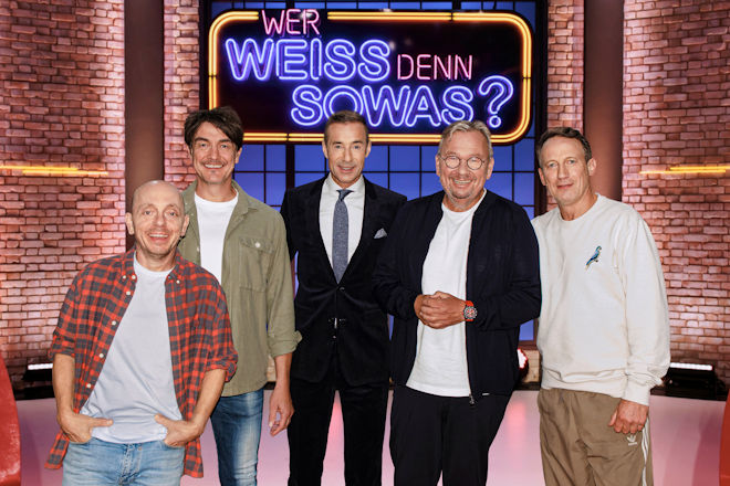 Moderator Kai Pflaume (M.) und seine Rateteam-Kapitäne Bernhard Hoëcker (l.) und Wotan Wilke Möhring (r.) begrüßen heute (11.11.2025) bei "Wer weiß denn sowas?" den Comedian, Moderator, Sänger und Schauspieler Matze Knop (2.v.l.) und den Karnevalist, Komiker, Schauspieler, Schriftsteller, Musiker und Fernsehmoderator Bernd Stelter (2.v.r.).