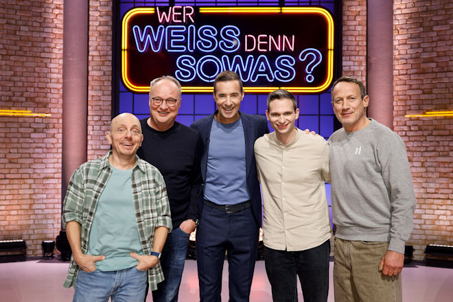 Moderator Kai Pflaume (M.) und seine Rateteam-Kapit&auml;ne Bernhard Ho&euml;cker (l.) und Wotan Wilke M&ouml;hring (r.) begr&uuml;&szlig;en heute (19.01.2026) bei "Wer wei&szlig; denn sowas?" den Satiriker, Fernsehmoderator, Journalist, Komiker und Autor Oliver Welke (2.v.l.) und den Comedy-Autor und Komiker Fabian K&ouml;ster (2.v.r.).