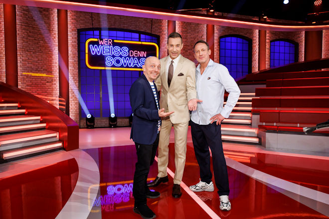 Moderator Kai Pflaume (M.) und seine Teamkapit&auml;ne Bernhard Ho&euml;cker (l.) und Wotan Wilke M&ouml;hring (r.) laden heute (09.05.2026) zu "Wer wei&szlig; denn sowas XXL" ein.