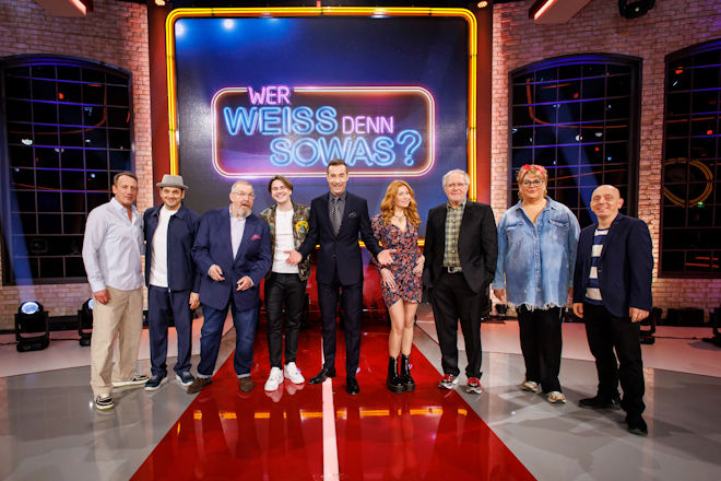 In der XXL-Ausgabe von "Wer wei&szlig; denn sowas?" begr&uuml;&szlig;en Moderator Kai Pflaume (M.) und seine Rateteam-Kapit&auml;ne Bernhard Ho&euml;cker (r.) und Wotan Wilke M&ouml;hring (l.) als prominente G&auml;ste in der ersten Runde Palina Rojinski (4.v.r.) und Vincent Gross (4.v.l.). In der zweiten Runde Harald Krassnitzer (3.v.r.) und Dietmar B&auml;r (3.v.l.), sowie in der dritten Runde Ilka Bessin (2.v.r.) und Kaya Yanar (2.v.l.).