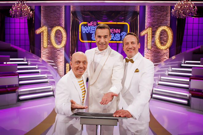 Moderator Kai Pflaume (M.) und seine Rateteam-Kapit&auml;ne Bernhard Ho&euml;cker (l.) und Wotan Wilke M&ouml;hring (r.) freuen sich auf die XXL-Ausgabe von "Wer wei&szlig; denn sowas?" zum 10-j&auml;hrigen Jubil&auml;um.
