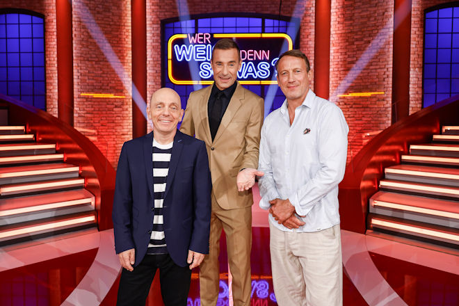Moderator Kai Pflaume (M.) und seine Rateteam-Kapitäne Bernhard Hoëcker (l.) und Wotan Wilke Möhring (r.).