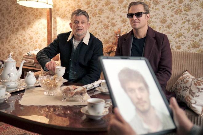 Wien-Krimi "Blind ermittelt - Tod im Weinberg": Sondermittler Alexander Haller (Philipp Hochmair) und Niko (Andreas Guenther) befragen eine Zeugin.