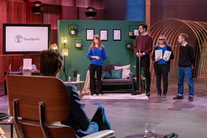 Dyveke Walden (l.), Max Winkler und Linus Walden präsentieren mit "Touchprint" Foto-Reliefs für Menschen mit Seheinschränkung. Die blinde Nursen Draeger unterstützt sie bei dem Pitch.