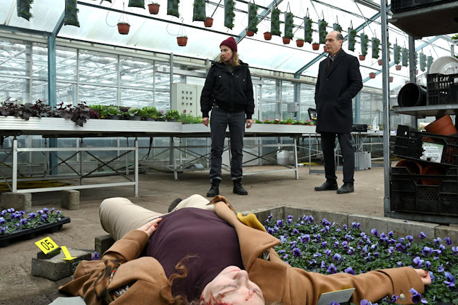 Karin Gorniak (Karin Hanczewski) und Kommissariatsleiter Peter-Michael Schnabel (Martin Brambach) am Tatort in der Gärtnerei Teichmann.