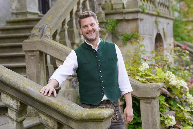 Mit viel Neugier besucht Bauernreporter Ralf Herrmann die Bauern und B&auml;uerinnen von "Bauer sucht Frau".