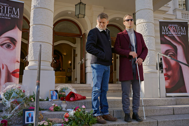 Wien-Krimi "Blind ermittelt - Tod an der Donau": Der blinde Alexander Haller (Philipp Hochmair, re.) und "Auge" Niko (Andreas Guenther, li.) ermitteln gemeinsam im Mordfall eines Theatermachers.