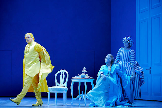 Szene aus der Oper "Der Rosenkavalier" mit Baron Ochs (G&uuml;nther Groissb&ouml;ck), Feldmarschallin (Diana Damrau) und Octavian (Angela Brower).