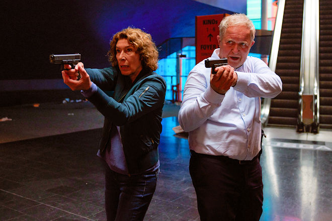 Moritz Eisner (Harald Krassnitzer, r.) und Bibi Fellner (Adele Neuhauser) ermitteln heute im Wien-Tatort "Azra".