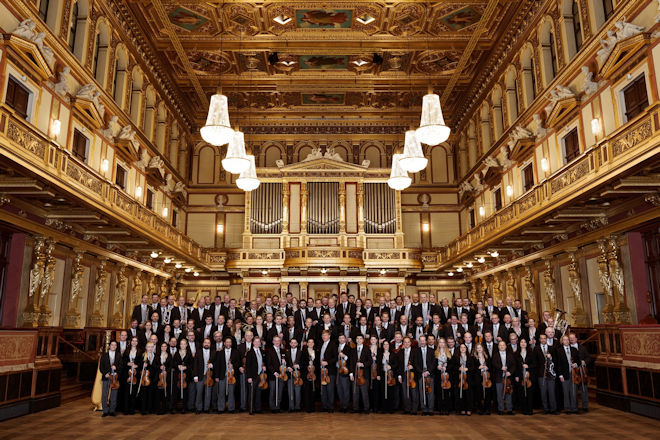 Die Orchestermitglieder der Wiener Philharmoniker stehen im Goldenen Saal des Wiener Musikvereins.