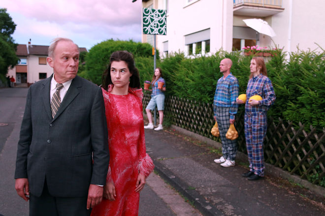 Wie Gaga wird der neue Wiesbaden-Tatort "Murot und der Elefant im Raum" mit Ulrich Tukur (l.)?