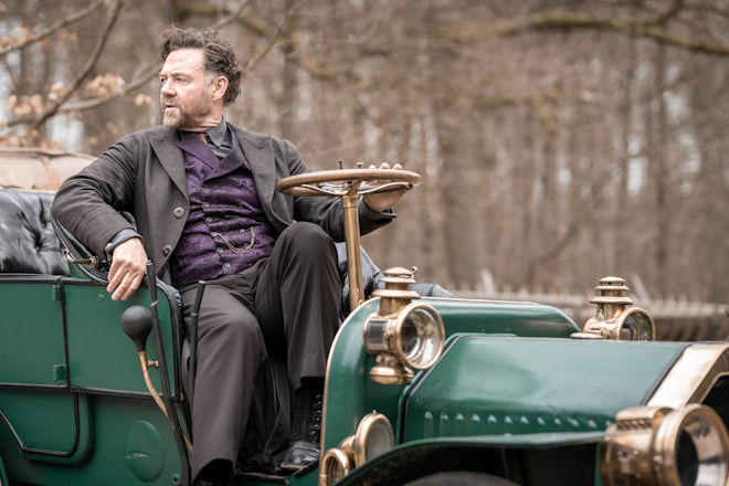 Miniserie "Schwarzes Gold", Episode 2: Der Engl&auml;nder Tyler Robertson (Marton Csokas) wittert gro&szlig;e Gesch&auml;fte in dem kleinen Dorf Wiedholt in der L&uuml;neburger Heide.