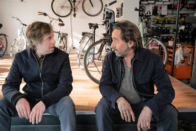 Wilsberg-Krimi "Gene l&uuml;gen nicht": Vorsichtig lernen sich die Halbbr&uuml;der Ekki (Oliver Korittke, l.) und Bernhard (Dieter Landuris, r.) kennen.