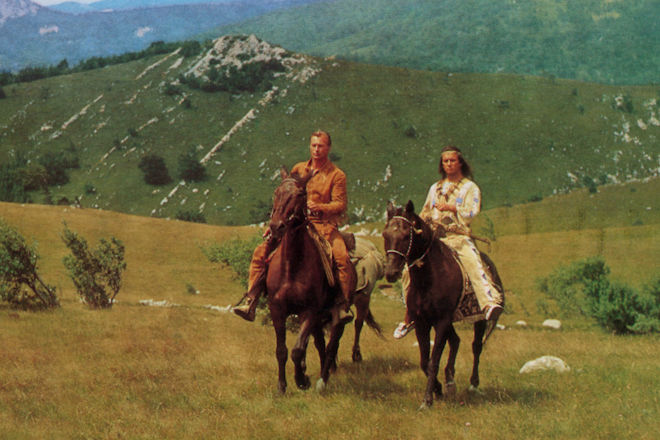 Old Shatterhand (Lex Barker, l.) und Winnetou (Pierre Brice, r.) wollen in "Winnetou II" unbedingt alle Indianerstämme überzeugen, Friedensverhandlungen aufzunehmen.