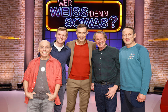 Moderator Kai Pflaume (M.) und seine Rateteam-Kapit&auml;ne Bernhard Ho&euml;cker (l.) und Wotan Wilke M&ouml;hring (r.) begr&uuml;&szlig;en heute (04.02.2026) bei "Wer wei&szlig; denn sowas?" den ehemaligen Skispringer Severin Freund (2.v.l.) und den ehemaligen Skirennl&auml;ufer Markus Wasmeier (2.v.r.).