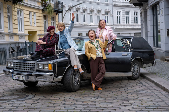 Gut gelaunt und mit einer Mission: Katharina Thalbach, Uschi Glas, Soogi Kang und Ursula Werner spielen in "Wir vier und der Enkeltrick" ein unerschrockenes Quartett von Freundinnen, die eine Bande von Betrügern aus dem Verkehr ziehen wollen.