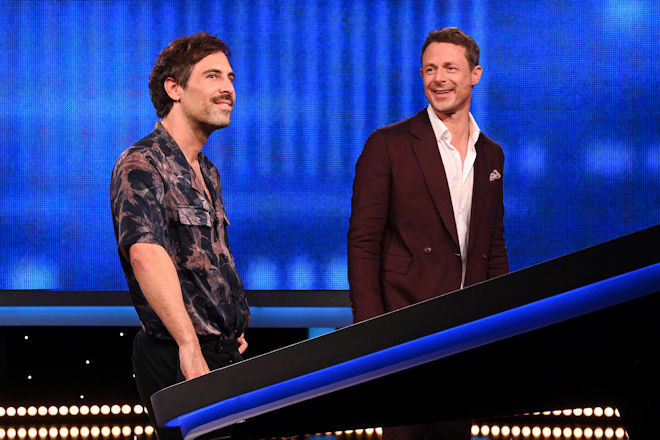 Max Giesinger (l.) ist heute bei der XXL-Ausgabe "Gefragt - Gejagt" mit Alexander Bommes (r.) dabei.