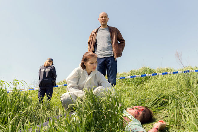 Burkhard "Butsch" Schulz (Götz Schubert) und Viola Delbrück (Yvonne Catterfeld) untersuchen die Leiche am Fundort.