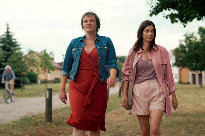 Noch sind Melanie (Annett Sawallisch, l.) und Lydia (Claudia Eisinger) froh, dass sich nach vielen Jahren wieder Zeit miteinander verbringen.