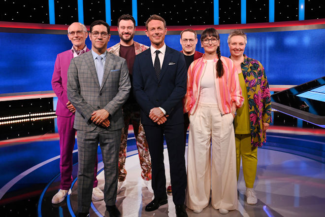 Moderator Alexander Bommes (m.) mit den (v.l.n.r.) J&auml;gerinnen und J&auml;gern Dr. Thomas Kinne, Sebastian Jacoby, Sebastian Klussmann, Dr. Manuel Hobiger, Annegret Schenkel, Adrianne Rickel trefften in der XXL-Ausgabe "Gefragt - Gejagt" auf Prominente.