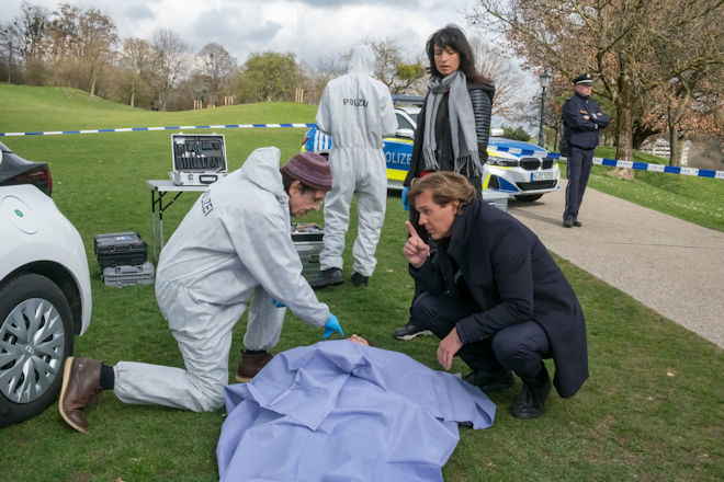 Freitagskrimi "Blaue Stunde" aus der Krimireihe "Der Alte": Prof. Emerald Spindler (Helmfried von L&uuml;ttichau, l.), Caspar Bergmann (Thomas Heinze, 2.v.r.) und Annabell Lorenz (Stephanie Stumph, M.) sind vom Tod der jungen Pflegekraft Ada Sahin (Anuschka Tochtermann, liegend) ganz besonders ber&uuml;hrt.