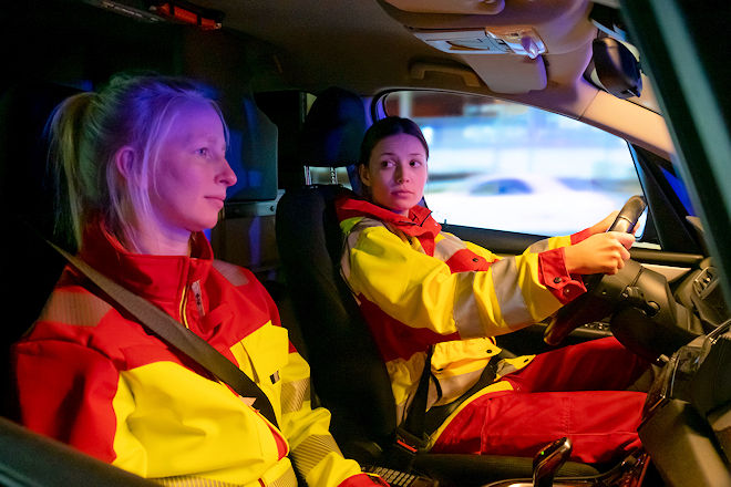Freitagskrimi "Crash" aus der Krimireihe "Der Alte": Hauptkommissar Bergmanns Tochter Johanna (Lena Meckel, r.) und ihre Kollegin Elva Klein (Anna Gesa-Raija Lappe, l.) ahnen noch nicht, dass dieser Einsatz f&uuml;r eine von ihnen t&ouml;dlich enden wird.