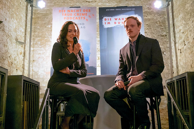 Freitagskrimi "Die Wahrheit im Dunkeln" aus der Reihe "Der Alte": Trotz des gewaltsamen Todes ihres Kollegen, machen Katharina Grosse (Pauline Fusban) und Daniel Jakobi (Lukas R&uuml;ppel) unbeirrt mit ihrem True Crime Podcast weiter.