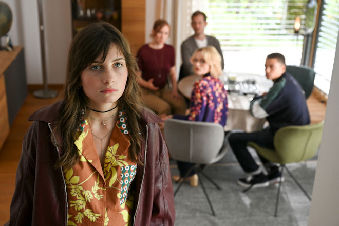 Herzkino "Fr&uuml;hling - Leben oder nicht!": Die schwangere Ava (Cara Vondey, l.) f&uuml;hlt sich von ihrem Freund Lucas (Emile Ch&eacute;rif, r.), seiner Mutter Amanda (Sina Wilke, 2.v.r.) sowie ihren eigenen Eltern Luise (Lena D&ouml;rrie, 2.v.l.) und Mike Gartner (Stefan Murr, 3.v.l.) stark unter Druck gesetzt.