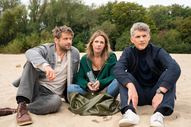 Herzkino "M&auml;nner & Ged&ouml;ns" aus der Reihe "Neuer Wind im Alten Land": Beke (Felicitas Woll, M.) trauert der sch&ouml;nen Zeit mit Tom nach. Da wittern Paul (Steve Windolf, l.) und David (Martin Bretschneider, r.) ihre Chance und sind an ihrer Seite.