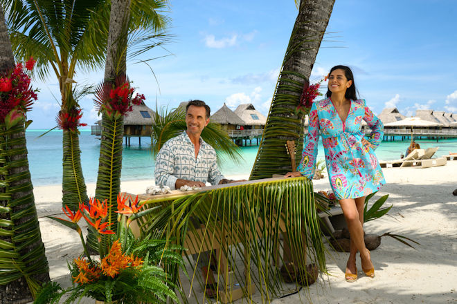 "Das Traumschiff: Bora Bora": Dr. Jessica Delgado (Collien Ulmen Fernandes) ist &uuml;berrascht von dem musikalischen Talent ihres Kapit&auml;ns Max Parger (Florian Silbereisen).