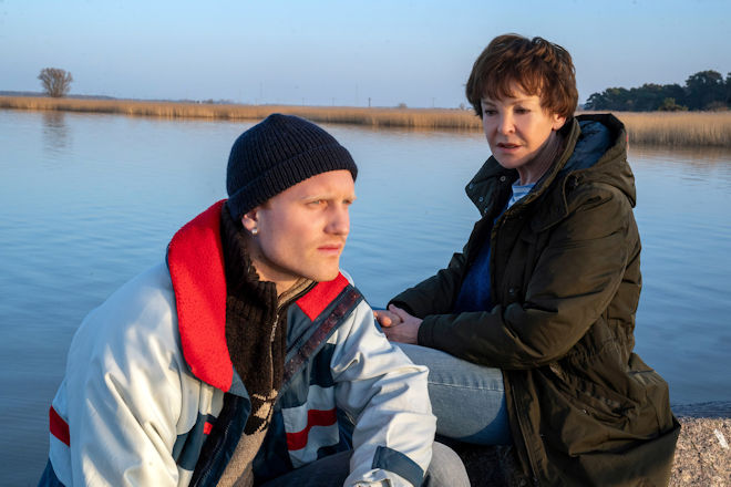 Sie kann zuhören. Karin Lossow (Katrin Sass) im Gespräch mit Erik Petersen (Sammy Scheuritzel).
