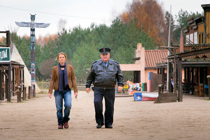 Polizeiruf 110 "Vor aller Augen": Kriminalhauptkommissarin Olga Lenski (Maria Simon) und Polizeihauptmeister Horst Krause (Horst Krause) ermitteln, unter welchen Umst&auml;nden die Frau im Saloon eines Freizeitparks nackt zusammengebrochen ist.