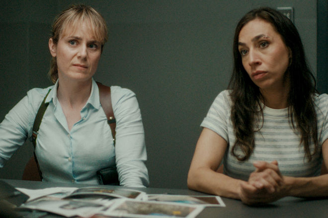 Schwieriges Verhör: Anna Pieri Zuercher als Kommissarin Isabelle Grandjean und Carol Schuler als Kommissarin Tess.