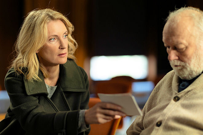 Hannover-Tatort "K&ouml;nig in Gelb": Was wei&szlig; der Verd&auml;chtige Gustav K&ouml;nig (Thomas Thieme) &uuml;ber die Morde? LKA-Ermittlerin Charlotte Lindholm (Maria Furtw&auml;ngler) kommt nicht an den Demenzerkrankten heran.