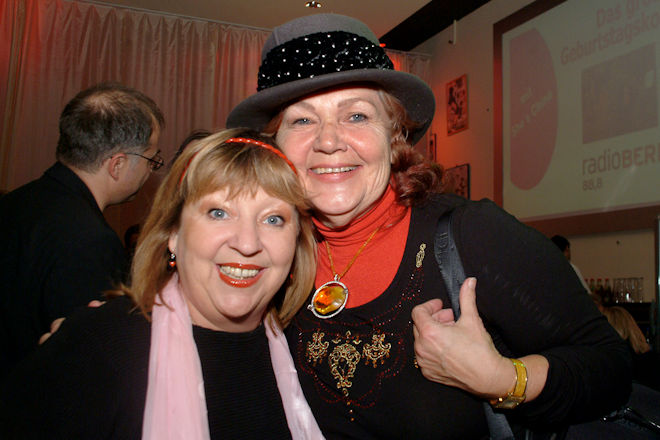 Schauspielerin und S&auml;ngerin Angelika Mann (l.) ist am Mittwoch im Alter von 76 Jahren verstorben. Das Foto zeigt sie bei einer Veranstaltung von radioBerlin 88,8 zusammen mit Ulla Klingbeil (r.).