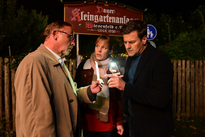 "München Mord - Das Kamel und die Blume": Ludwig Schaller (Alexander Held, l.) fragt Angelika Flierl (Bernadette Heerwagen, M.) und Harald Neuhauser (Marcus Mittermeier, r.), ob sie eine handschriftliche Nachricht an die Hüttenbesitzer entziffern können.