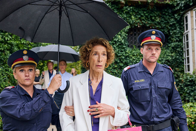 Kom&ouml;die "Mama ist die Best(i)e": Gloria Almeda (Adele Neuhauser, M.) wird von Polizisten (Komparsen) abgef&uuml;hrt. Sie wird verd&auml;chtigt, ihren Ehemann Victor umgebracht zu haben.