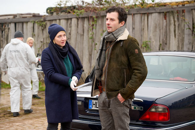 Nora Weiss (Anna Maria Mühe) ist mit ihrem Kollegen Ben Salawi (Camill Jammal) am Tatort.