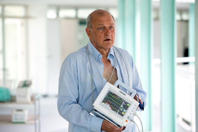 M&uuml;nsterkrimi "Wilsberg - Bittere Pillen": Wilsberg (Leonard Lansink) begibt sich in ein zwielichtiges Testlabor, das Arzneimittel an Freiwilligen testet.