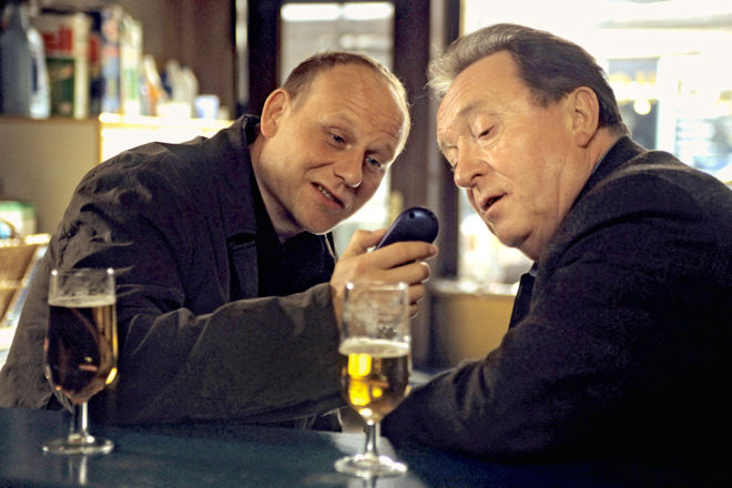 Die Hauptkommissare Ehrlicher (Peter Sodann, re.) und Kain (Bernd Michael Lade, li.) beimn Feierabendbier in Friederikes "Zum Kakadu".