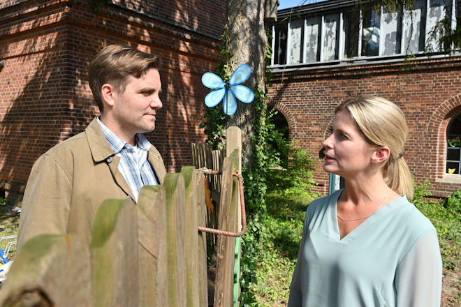 Katharina (Valerie Niehaus, r.) fragt sich zunächst, wer wohl der unbekannte Mann (Sebastian Klein, l.) ist, der vor dem Kindergarten steht und die Kinder beobachtet.