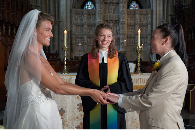 Herzkino "Rosamunde Pilcher: Im siebten Himmel": Entgegen ihren Anweisungen traut Rebecca (Antonia Bill, M.) in der Anglikanischen Gemeinde ein gleichgeschlechtliches Paar (Emma Skinner, l., und Rachel Leigh, r.).