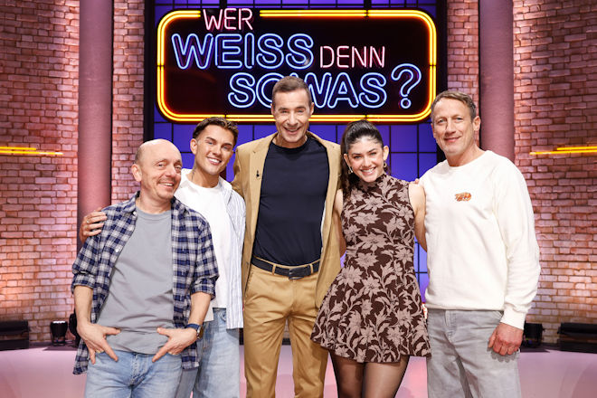 Moderator Kai Pflaume (M.) und seine Rateteam-Kapit&auml;ne Bernhard Ho&euml;cker (l.) und Wotan Wilke M&ouml;hring (r.) begr&uuml;&szlig;en heute (09.04.2026) bei "Wer wei&szlig; denn sowas?" Twenty4tim (2.v.l.) und Jeannie Wagner (r.).