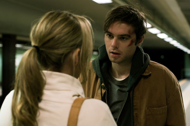 Thriller "Spurlos in Athen": Jakob (Tom Gronau, re.) muss seine Mutter Marlene (Silke Bodenbender, li.) schnell wieder verlassen.