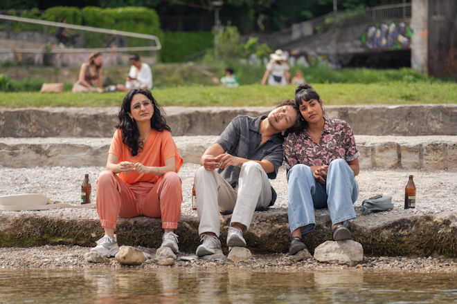 Komödie "Damen": Sema (Şafak Şengül), Kim (Viet Pham) und Maya (Salka Weber) an der Isar.